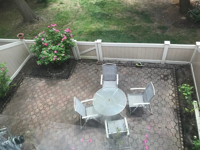 Foto del edificio - 166 Thoreau Dr