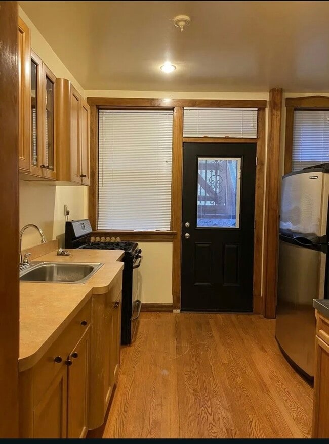 Building Photo - 2332 E 70th Pl