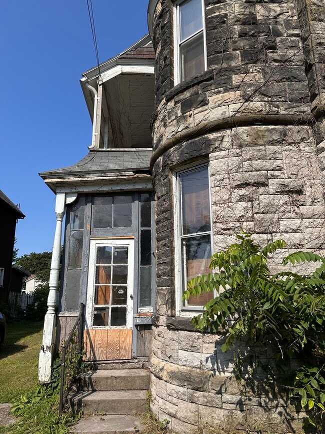 Building Photo - 917 Lake St
