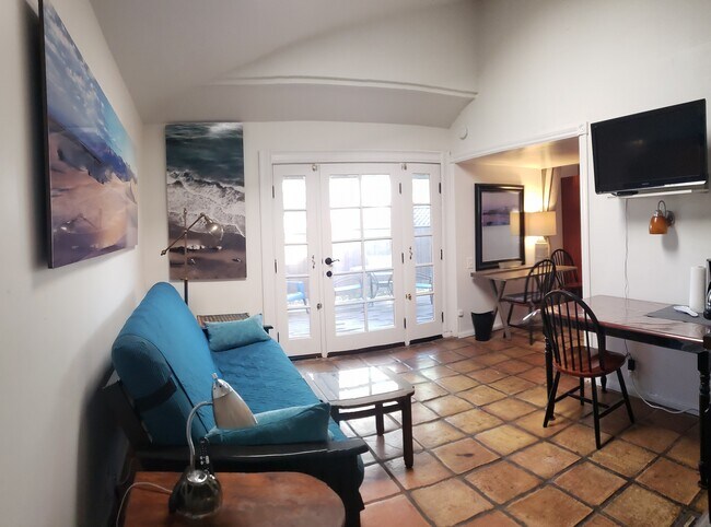 livingroom - 682 Carlo Dr