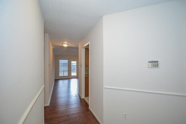 Building Photo - 3015 Sam Houston Dr