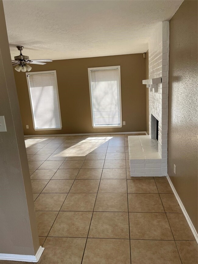 Building Photo - 4923 Hickorygate Dr