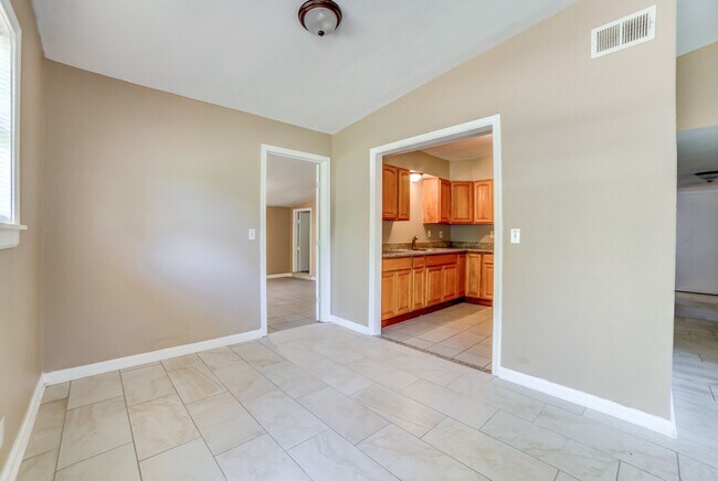 Building Photo - 4 bed/1 bed house! Coming Soon!