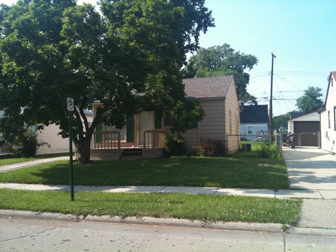 Primary Photo - 127 E Dallas Ave