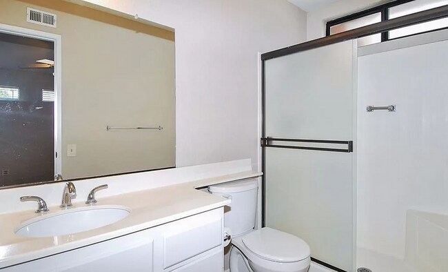 Building Photo - Don't miss out on this charming home!