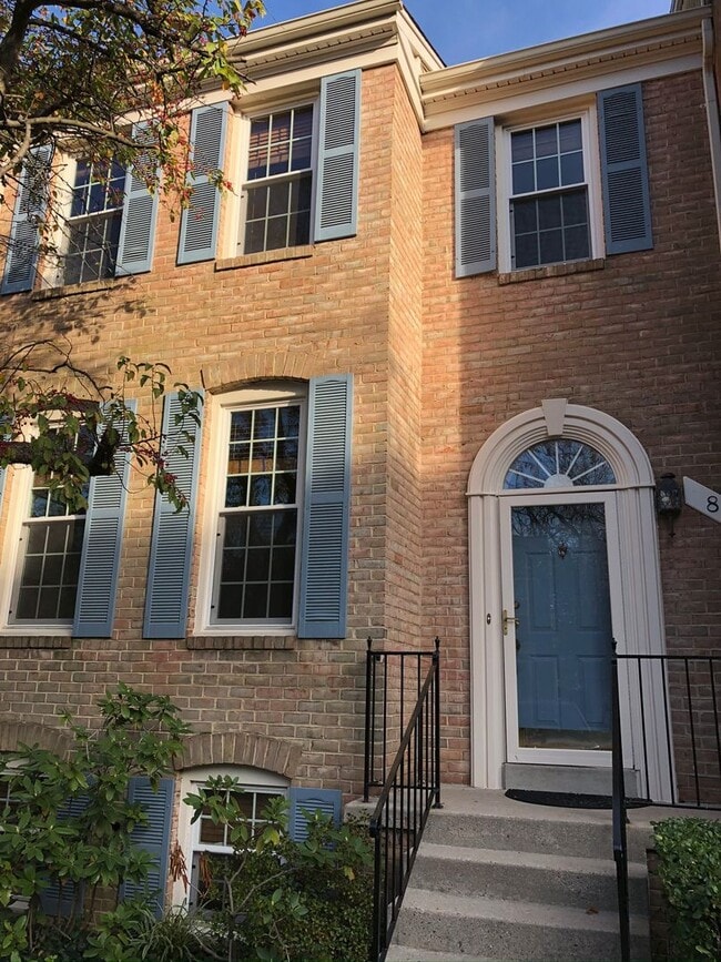 Spacious Townhome, Great Location! - Spacious Townhome, Great Location!