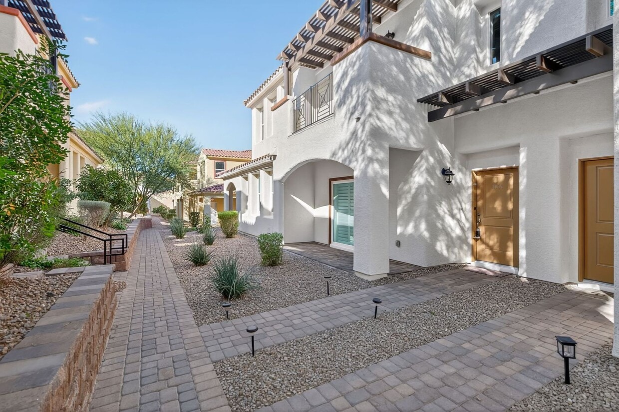 Primary Photo - FANTASTIC 2-BEDROOM TOWNHOME IN GUARD GATE...