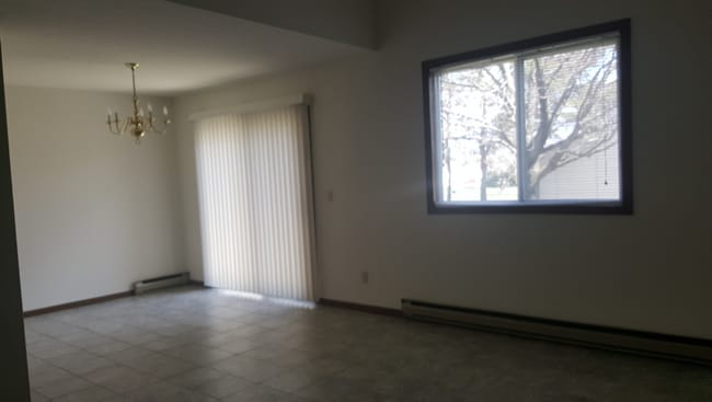 Building Photo - 1332 Spring Village Dr