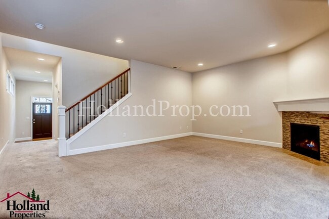 Building Photo - Beautiful 3 Bedroom Home In Outstanding Be...