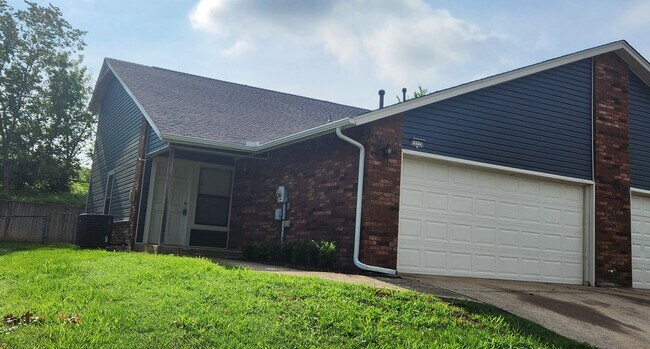 Foto del edificio - 3 Bed 2 Bath 2 Car Garage in Highly Desired Jenks Schools
