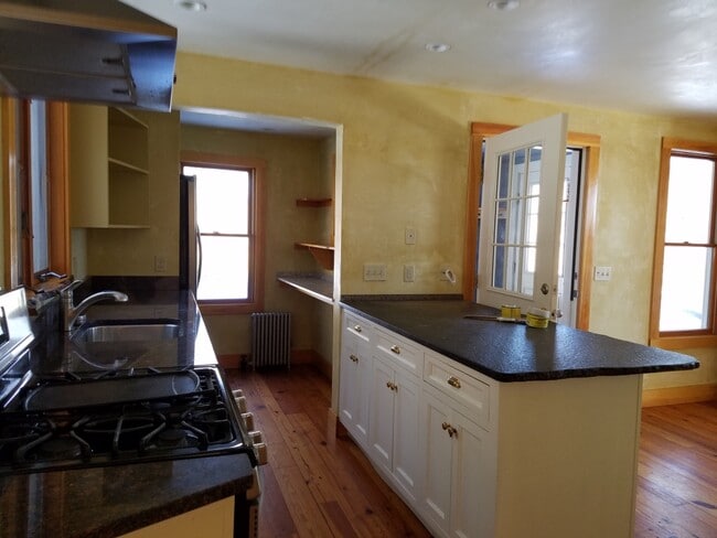 Foto del edificio - 143 Railroad Ave