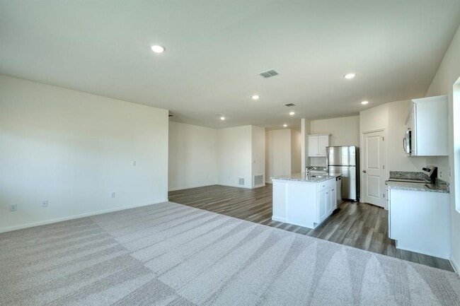 Building Photo - 125 Blazilmar Ln