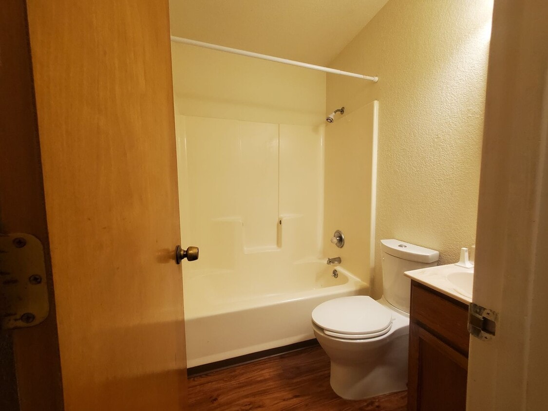 Building Photo - Freshly Updated 2 Bed Apartment