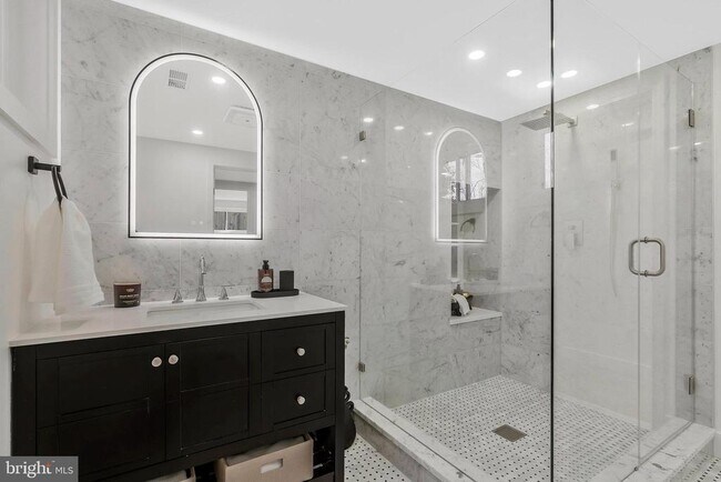 Foto del edificio - 6810 Weaver Ave