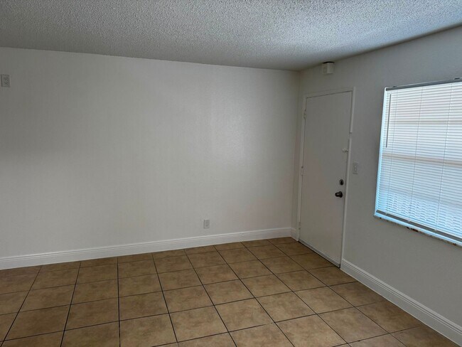 Building Photo - One bedroom apartment in Pompano Beach