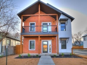 Building Photo - 1014 N Cherry St