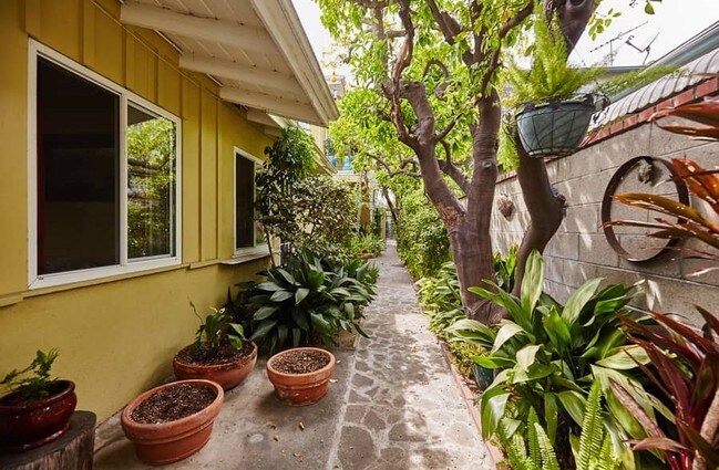 Building Photo - 5017 Cahuenga Blvd