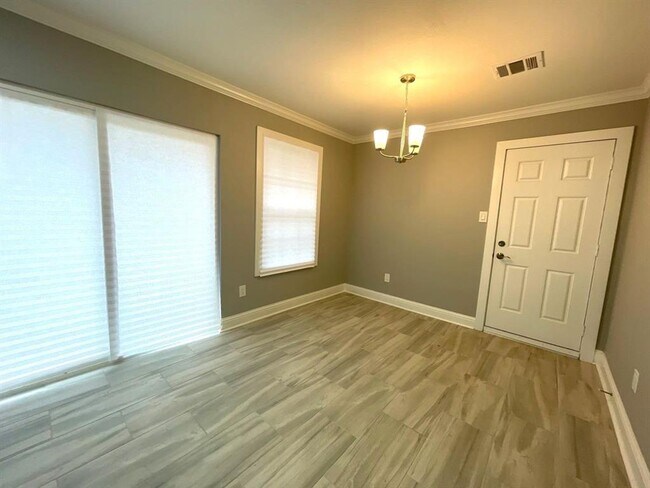 Building Photo - 300 Lakewood Dr