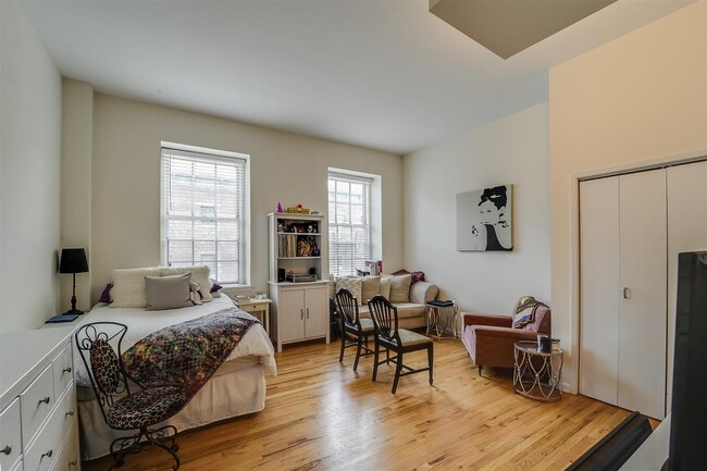 Building Photo - 341 Monmouth St