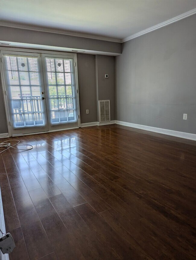 Building Photo - Gorgeous 2 Bed 1 Bath Condo with Private B...