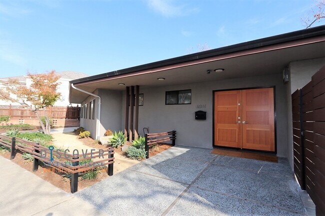 Foto del edificio - Centrally Located Mid-Century Contemporary Home