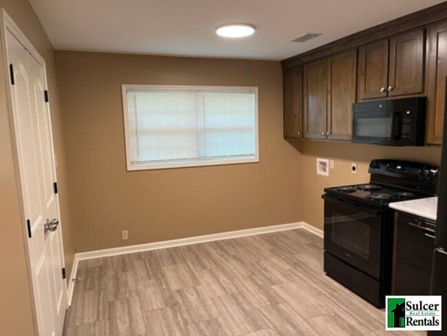 Building Photo - Newly Renovated 3BR house in a great locat...