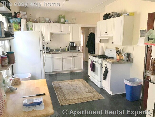 Building Photo - 8 Russell Rd