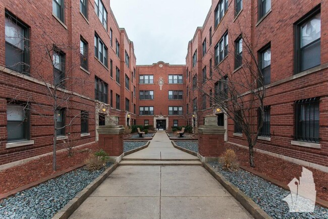 Building Photo - 3519 N Racine Ave