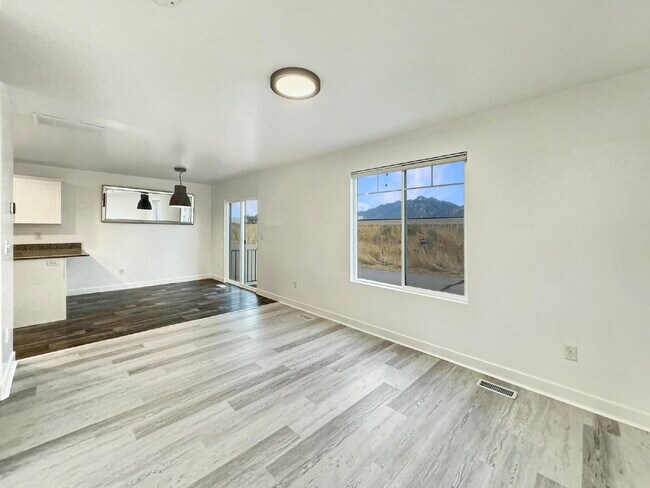 Foto del edificio - Beautiful Townhouse in Draper - 3 BD 2.5 BA 2 GA - 2250 Square Feet