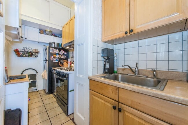 Building Photo - 208 5th St