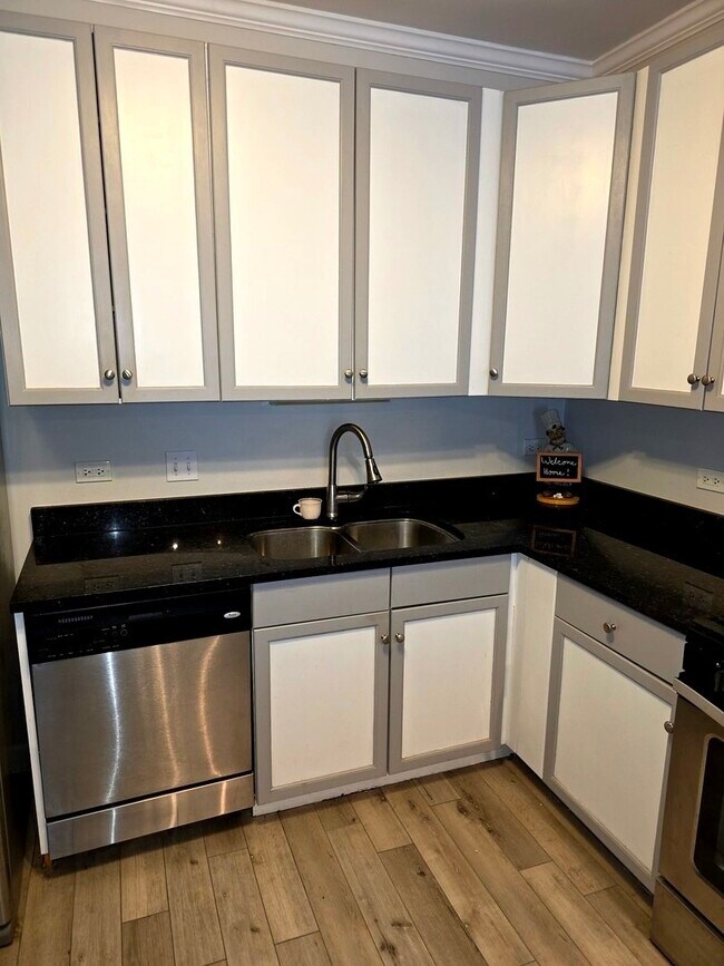 Foto del edificio - 1101 S State St