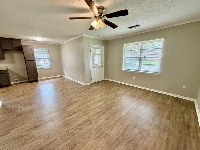 Building Photo - Comfortable 3-Bed Home with Fenced Backyard