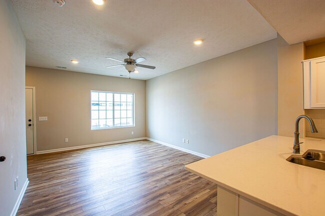Foto del edificio - 2 Bedroom / 2.5 Bath Town Home Recently Built with Garage and Washer/Dryer!