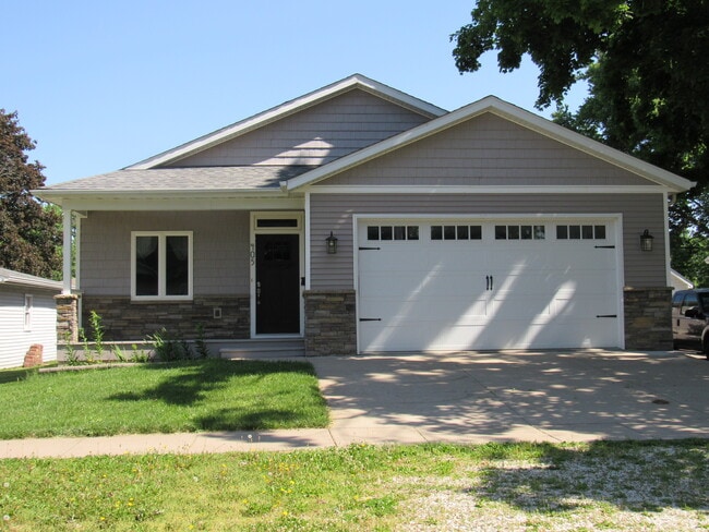 Building Photo - 405 E Palace Row