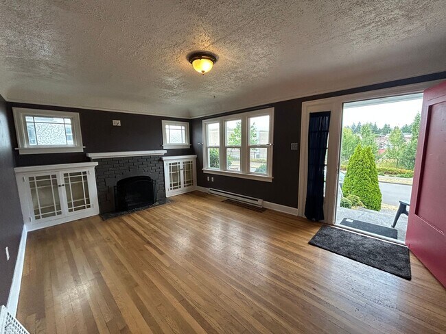 Building Photo - Cozy 2 BD, 1 BA w/ 1 Car Garage in Tacoma!