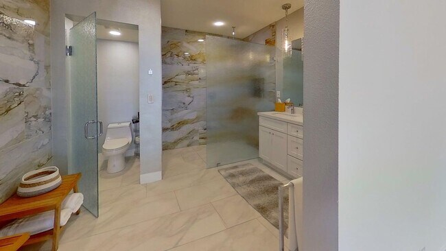 Building Photo - Waterfront Lido Island with Pool