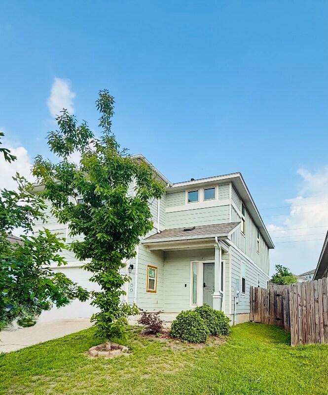 Foto principal - 400 Eagle Brook Ln