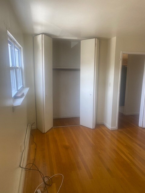 Armario del dormitorio - 118 E 24th St
