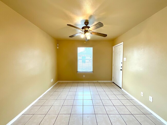 Building Photo - *MOVE IN SPECIAL* Convenient & Low-Maintenance Living Near St. Mary’s University!