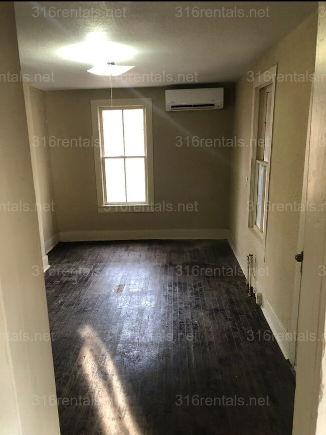Building Photo - $1100  - 3 bed 1 bath - Single Family Home