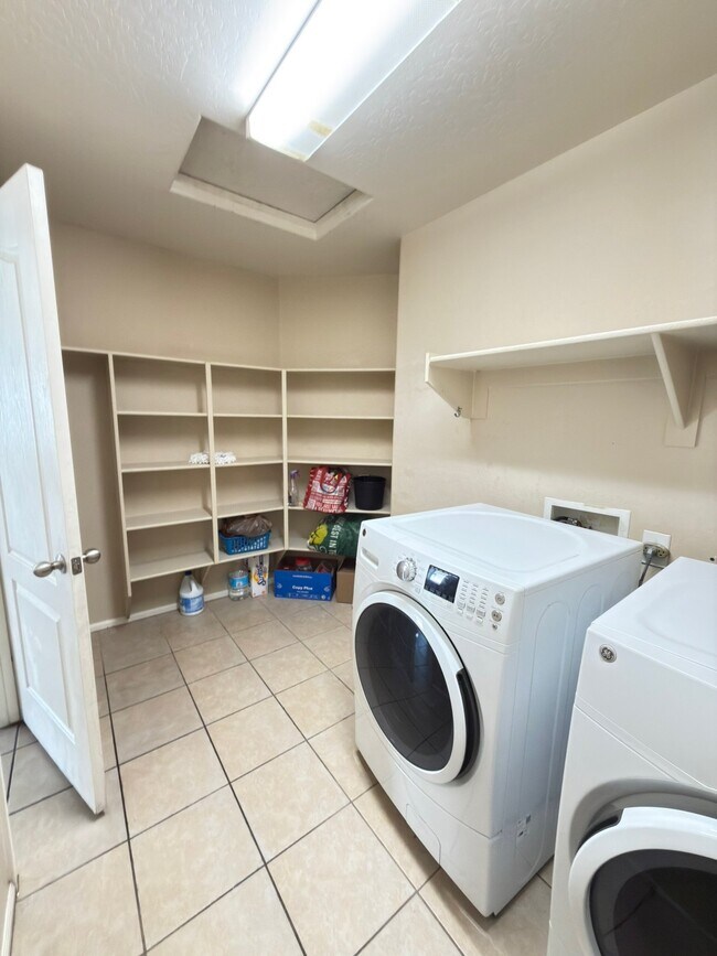 Foto del edificio - 10228 W Gross Ave