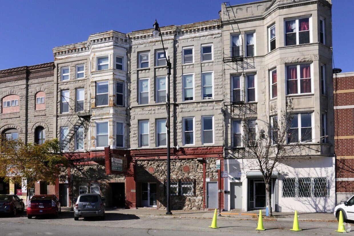 Foto principal - 1854 S Blue Island Ave