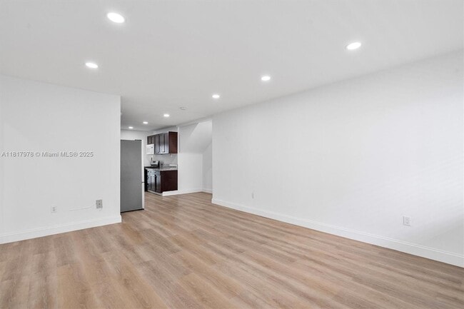 Building Photo - 2250 Bay Dr