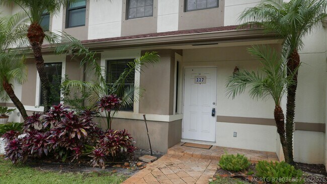 Building Photo - 227 City View Dr