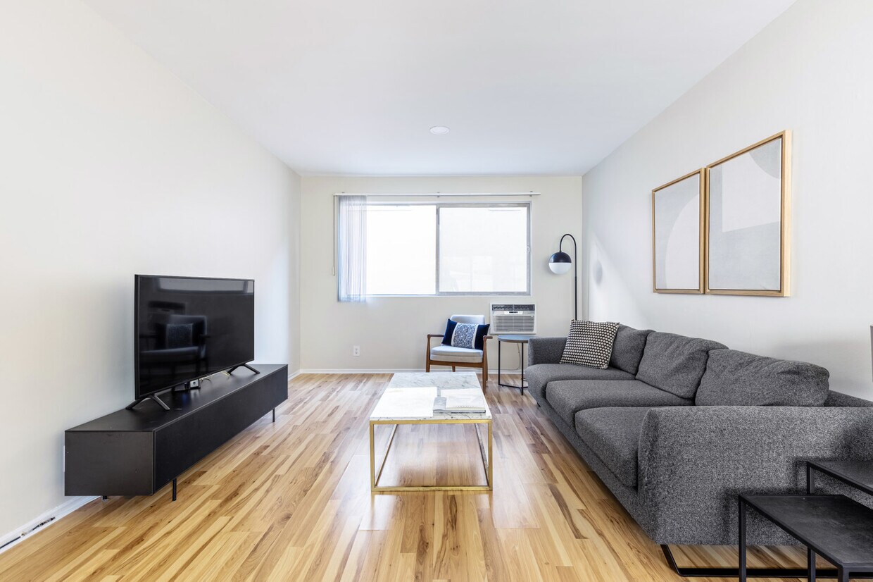 Foto principal - Brentwood Regency, 11645 Gorham Ave