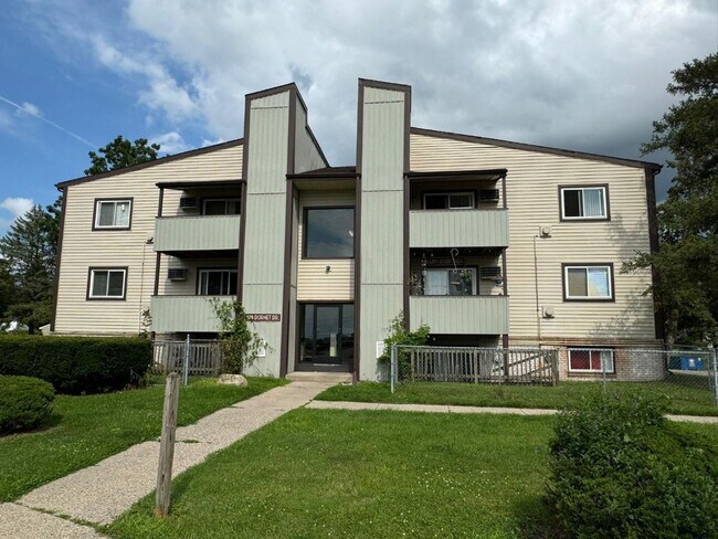 Building Photo - 400 Dornet Dr