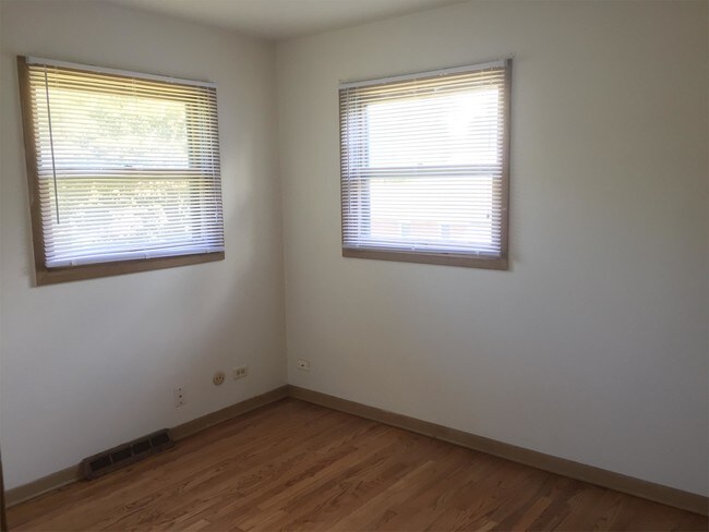 Building Photo - 1620 Maple Ln