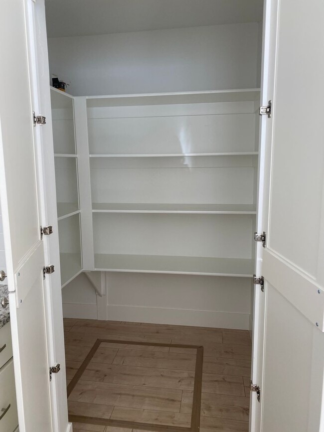 Building Photo - CHECK OUT THIS TOWNHOME IN SUGAR CITY WITH THE HOA and INTERNET INCLUDED!!