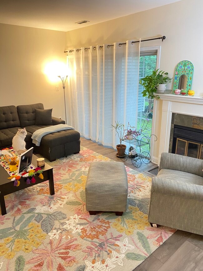 Living room - 1313 Juniper Ct