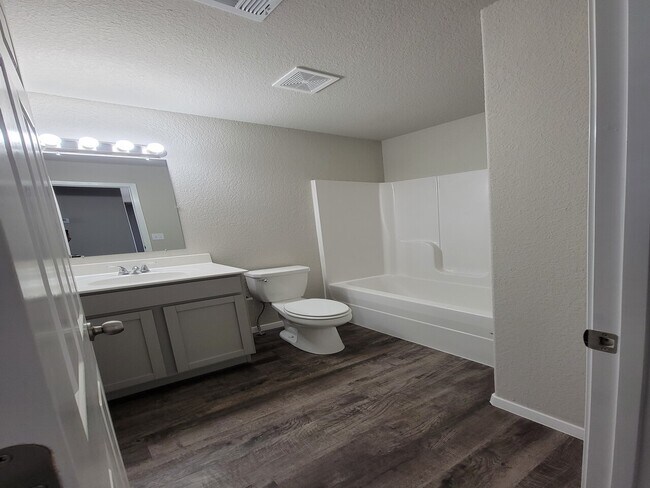 Building Photo - 1031 MeadowRidge ln